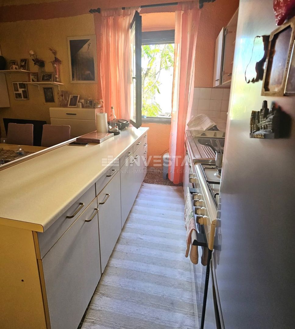 Prostrano stanovanje s 3 spalnicami in parkirnim mestom, Pula