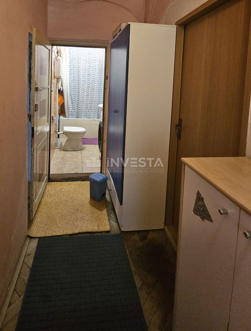 Prostrano stanovanje s 3 spalnicami in parkirnim mestom, Pula