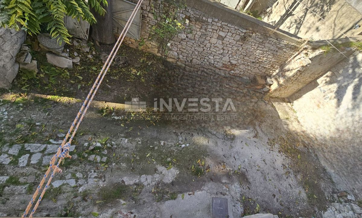 Prostrano stanovanje s 3 spalnicami in parkirnim mestom, Pula