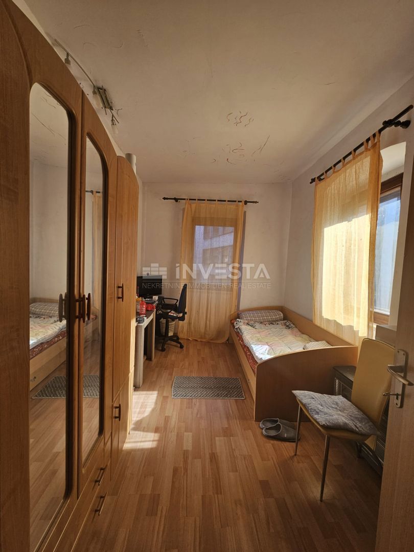 Prostrano stanovanje s 3 spalnicami in parkirnim mestom, Pula