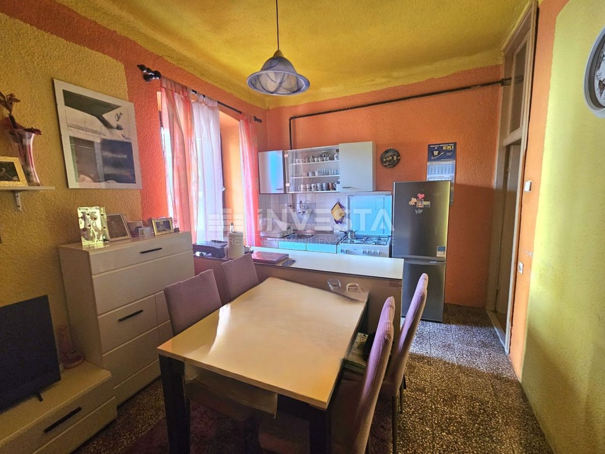 Prostrano stanovanje s 3 spalnicami in parkirnim mestom, Pula