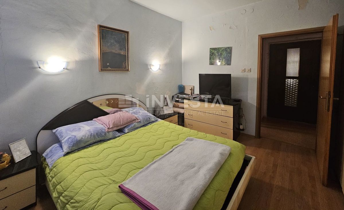 Prostrano stanovanje s 3 spalnicami in parkirnim mestom, Pula