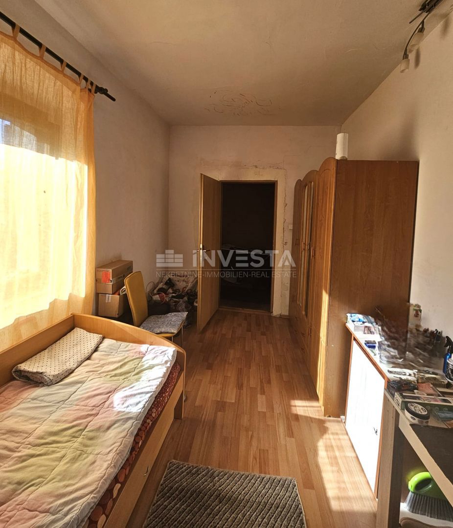 Prostrano stanovanje s 3 spalnicami in parkirnim mestom, Pula