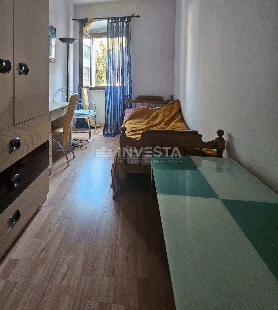 Prostrano stanovanje s 3 spalnicami in parkirnim mestom, Pula