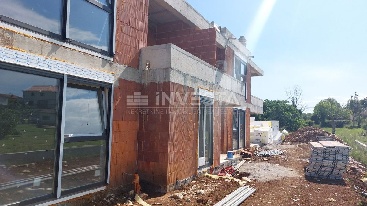 Okolica Poreča, udoben stan v novogradnji z vrtom
