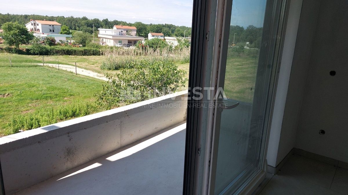 Okolica Poreča, udoben stan v novogradnji z vrtom