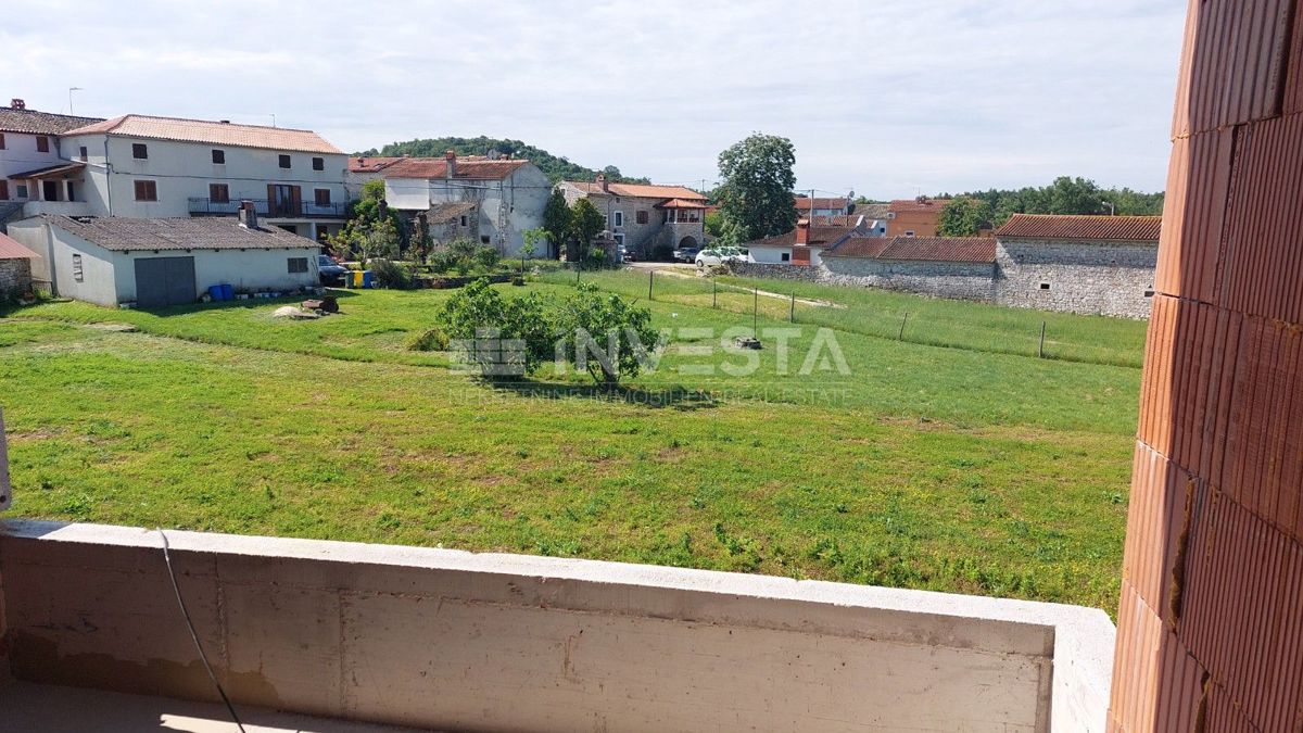 Okolica Poreča, udoben stan v novogradnji z vrtom