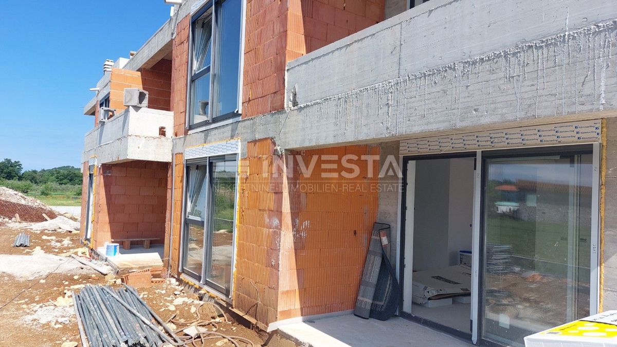 Okolica Poreča, udoben stan v novogradnji z vrtom