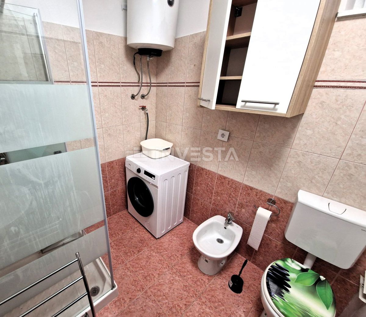 Peščeni zaliv - hiša s 3 stanovanji, 200m od morja