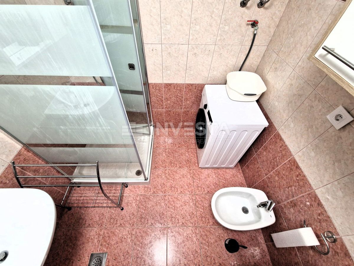 Peščeni zaliv - hiša s 3 stanovanji, 200m od morja