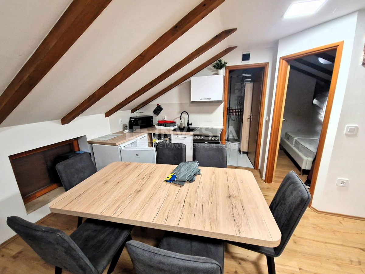 Peščeni zaliv - hiša s 3 stanovanji, 200m od morja