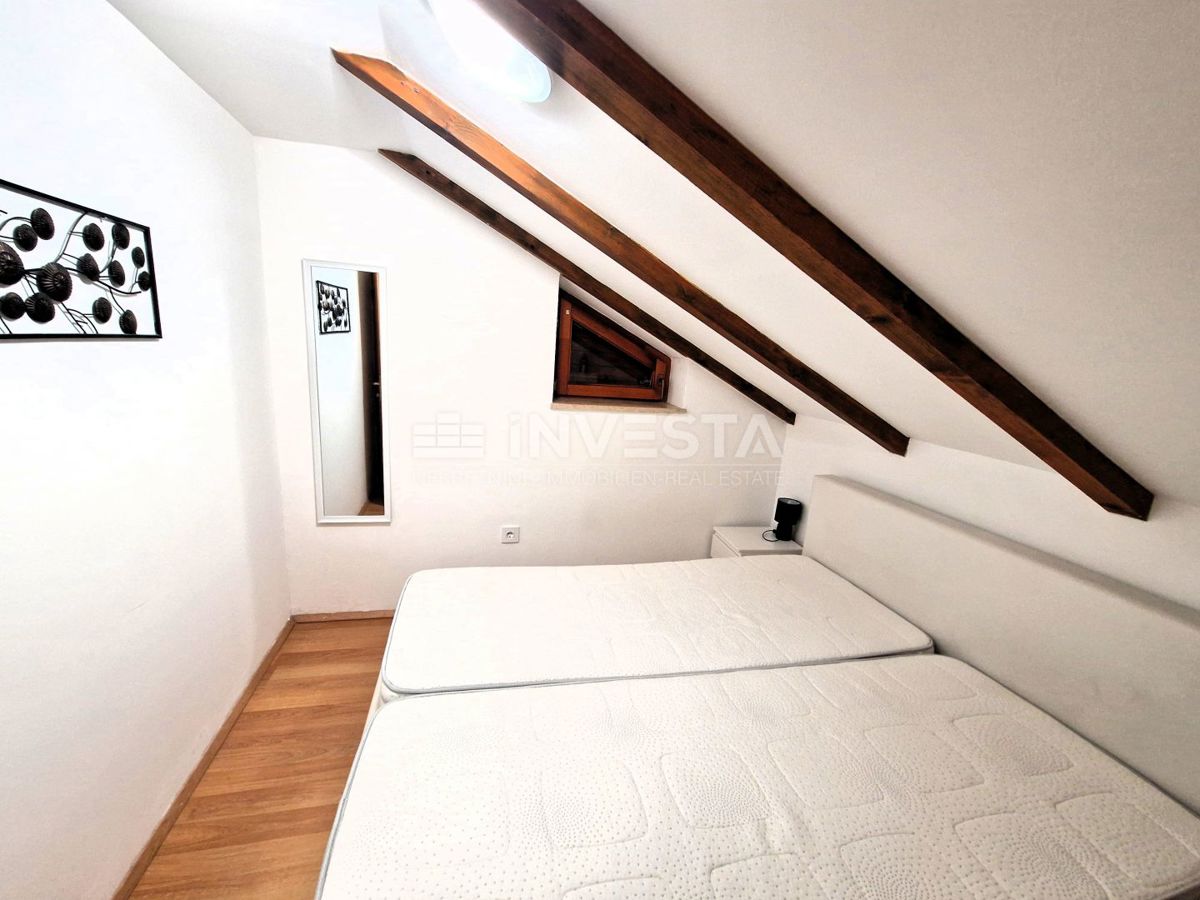 Peščeni zaliv - hiša s 3 stanovanji, 200m od morja
