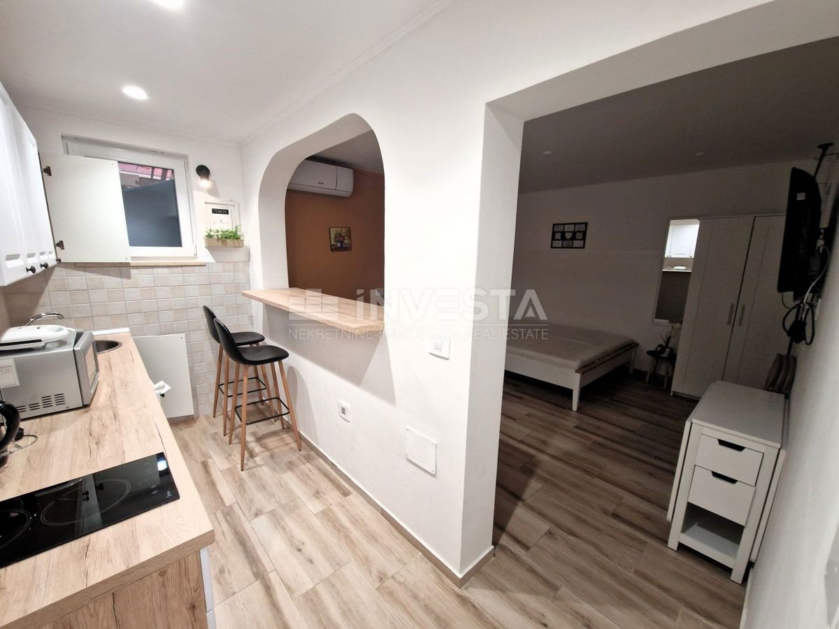 Peščeni zaliv - hiša s 3 stanovanji, 200m od morja