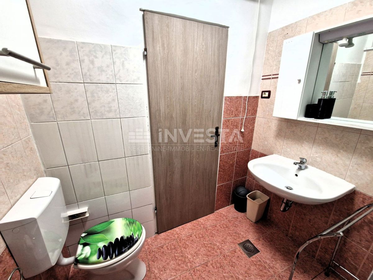 Peščeni zaliv - hiša s 3 stanovanji, 200m od morja