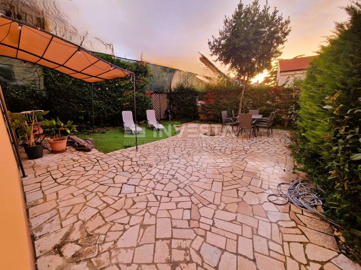 Peščeni zaliv - hiša s 3 stanovanji, 200m od morja