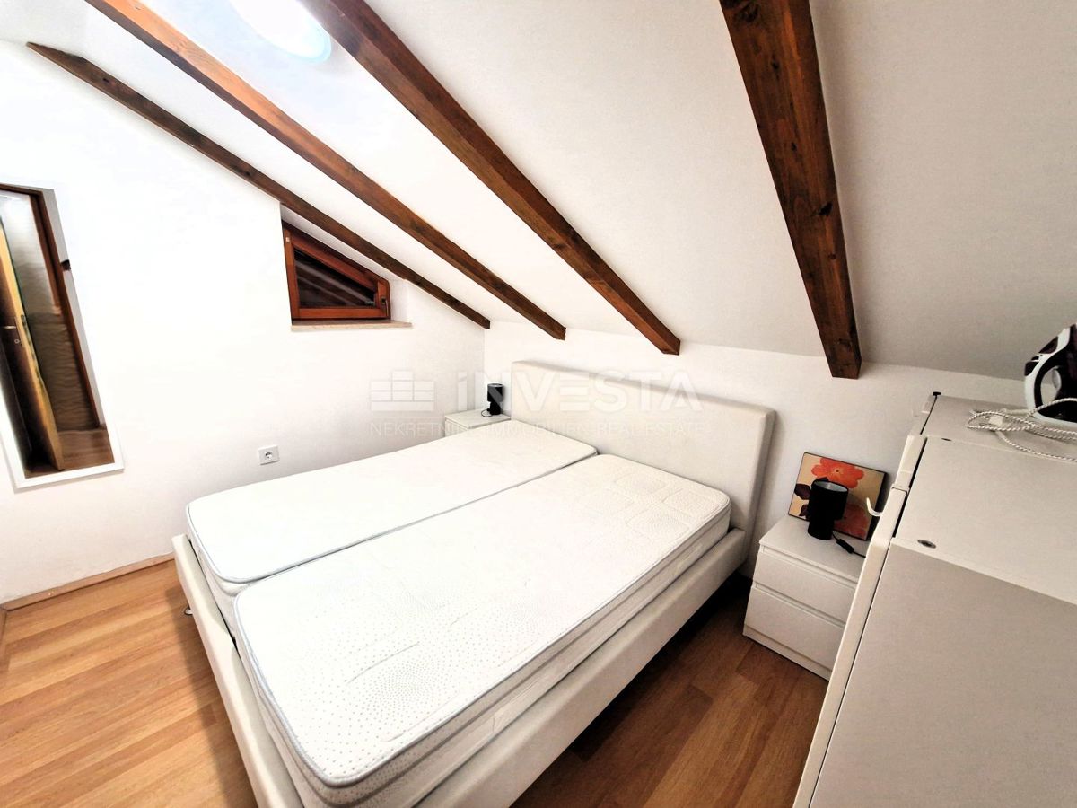 Peščeni zaliv - hiša s 3 stanovanji, 200m od morja