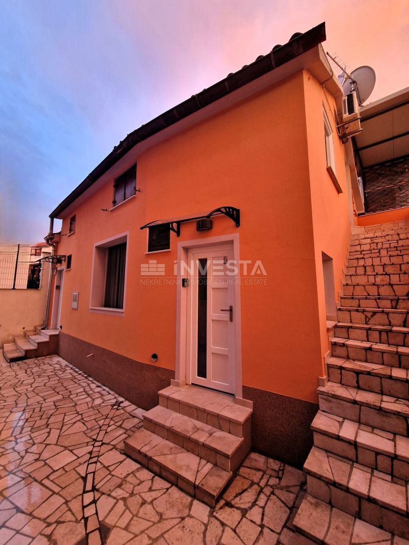 Peščeni zaliv - hiša s 3 stanovanji, 200m od morja