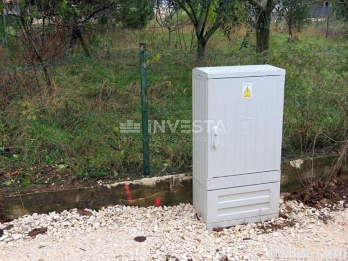 Peroj, zemljišče s kažunom blizu morja