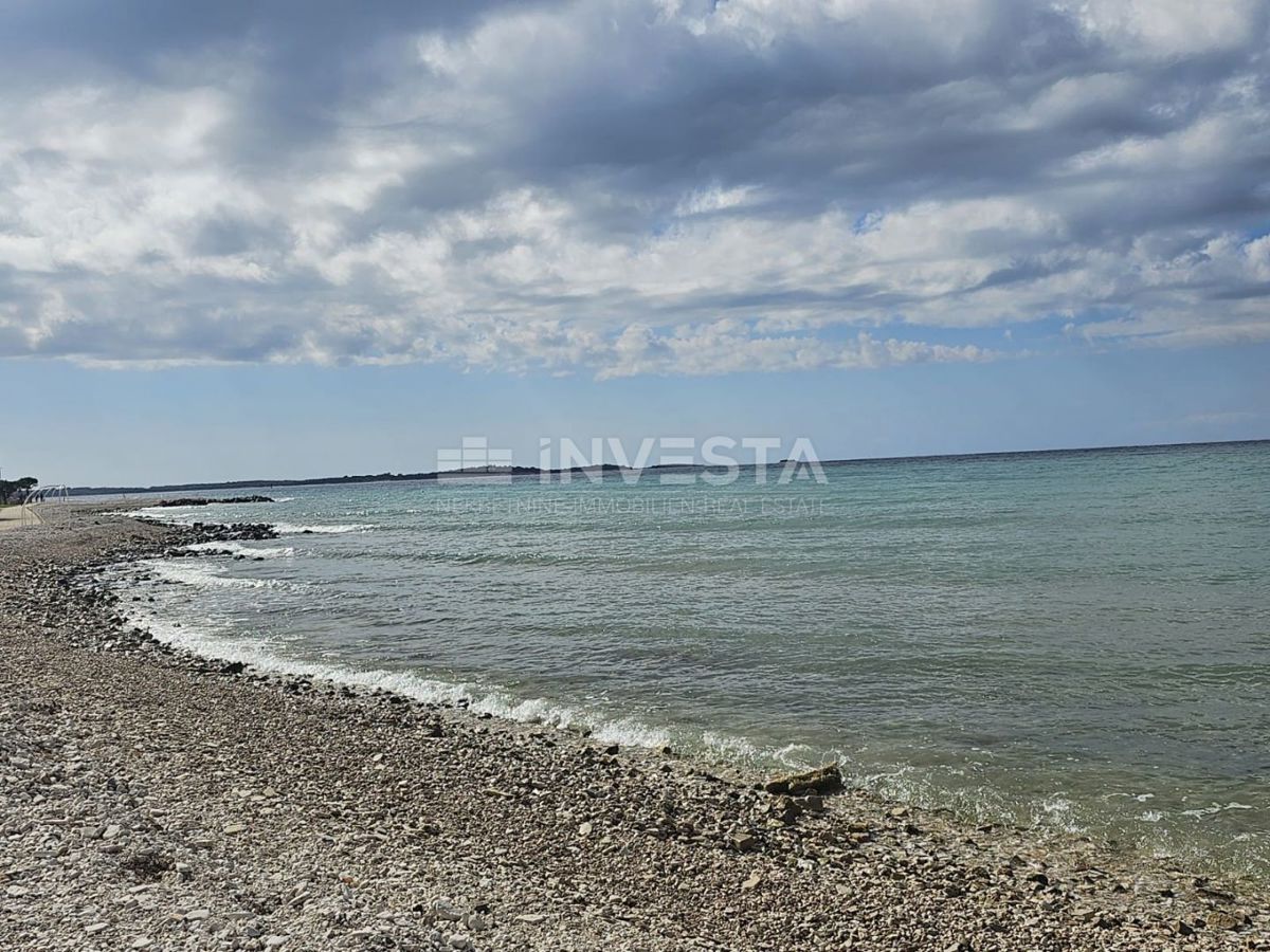 Peroj, zemljišče s kažunom blizu morja