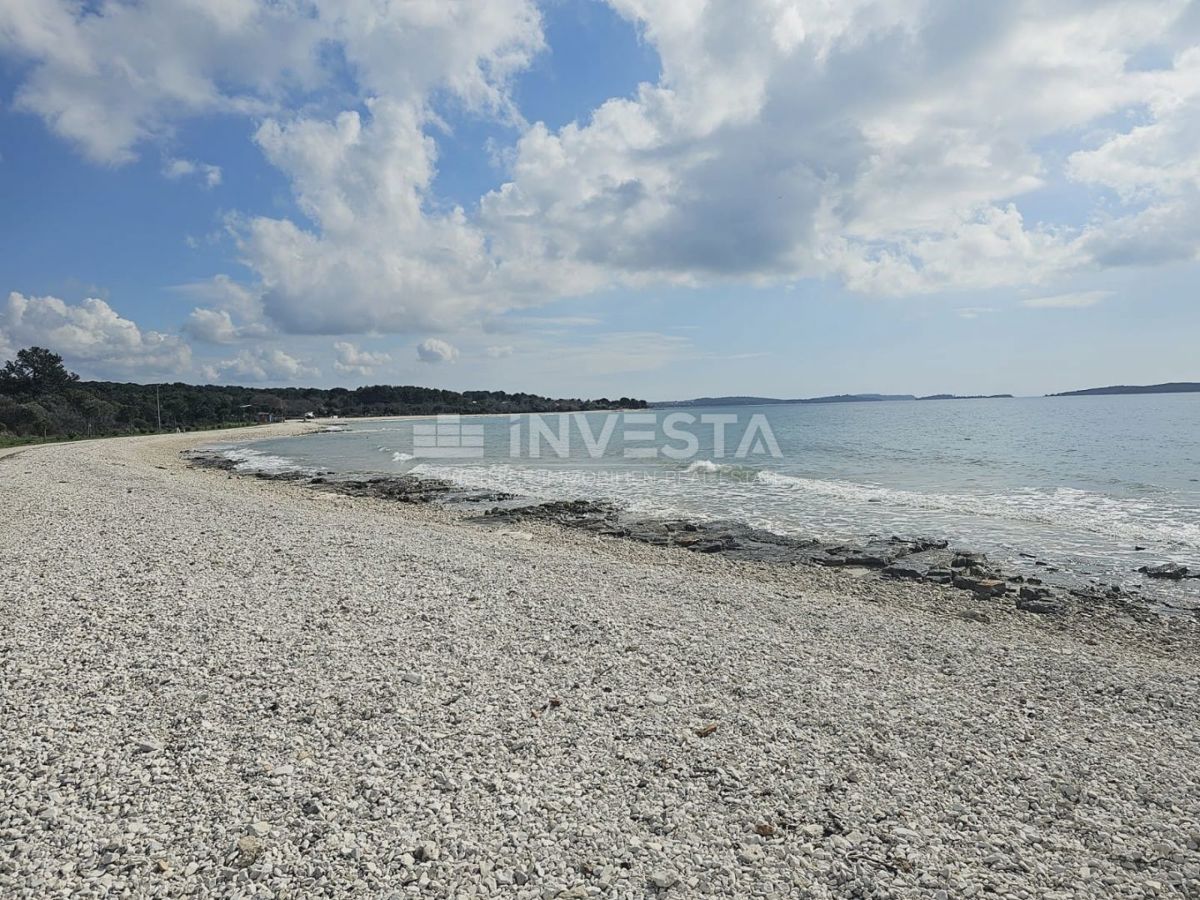 Peroj, zemljišče s kažunom blizu morja