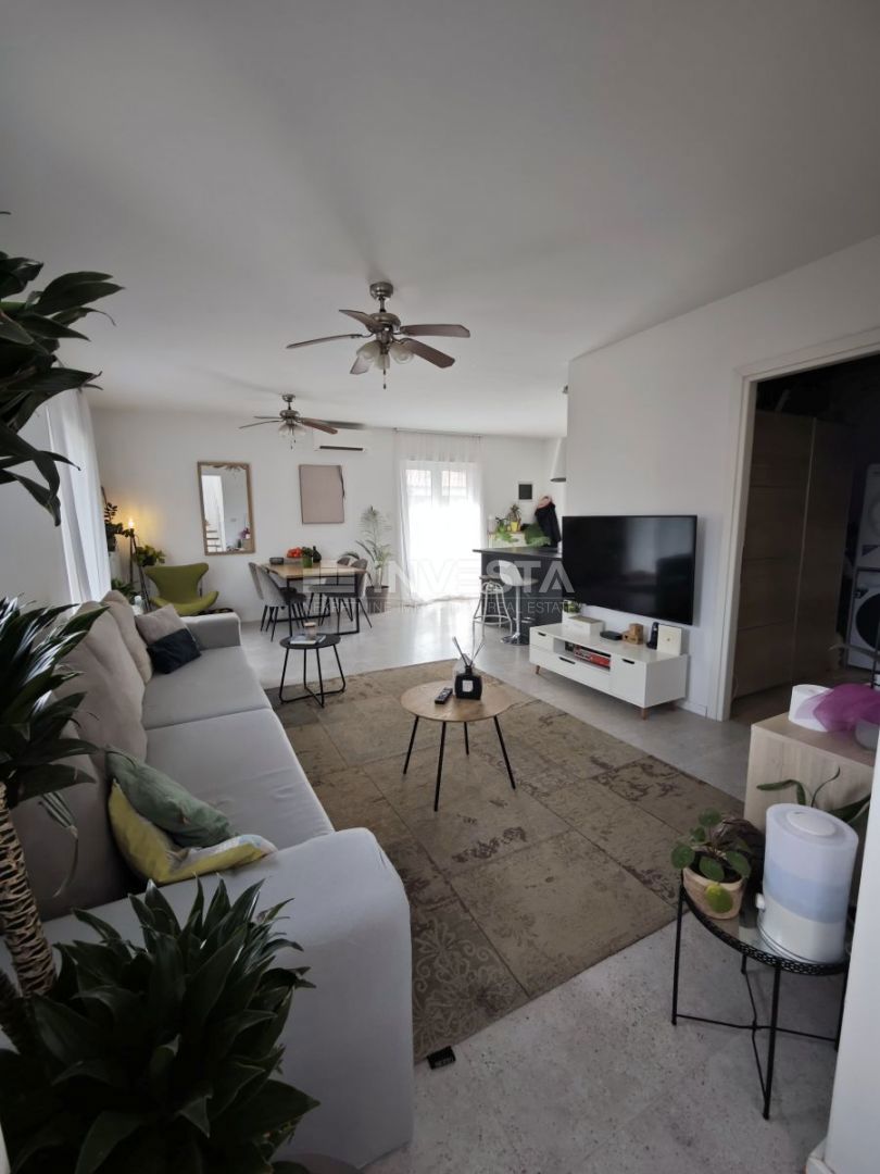  Medulin, Volme dvonadstropni dvosobni apartma 108 m², 500 m od plaže.