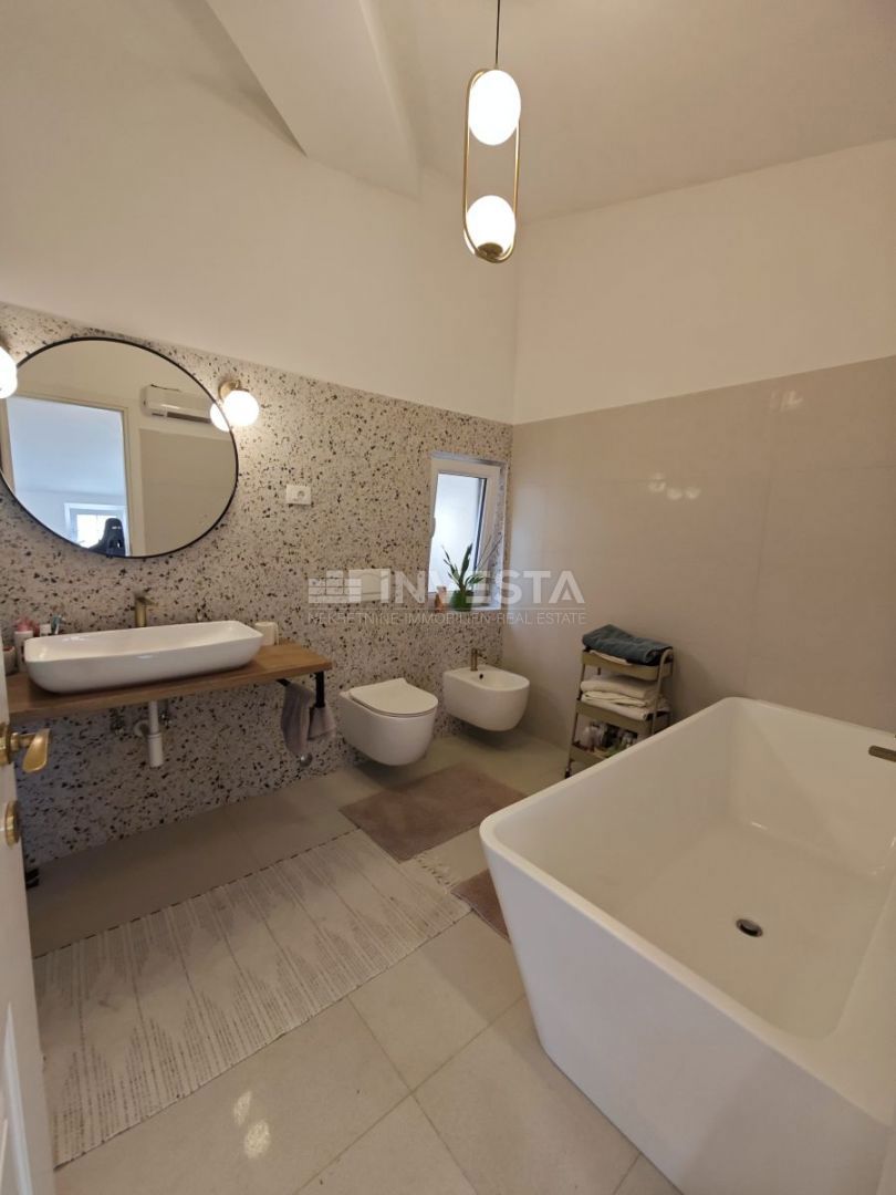 Medulin, Volme dvonadstropni dvosobni apartma 108 m², 500 m od plaže.