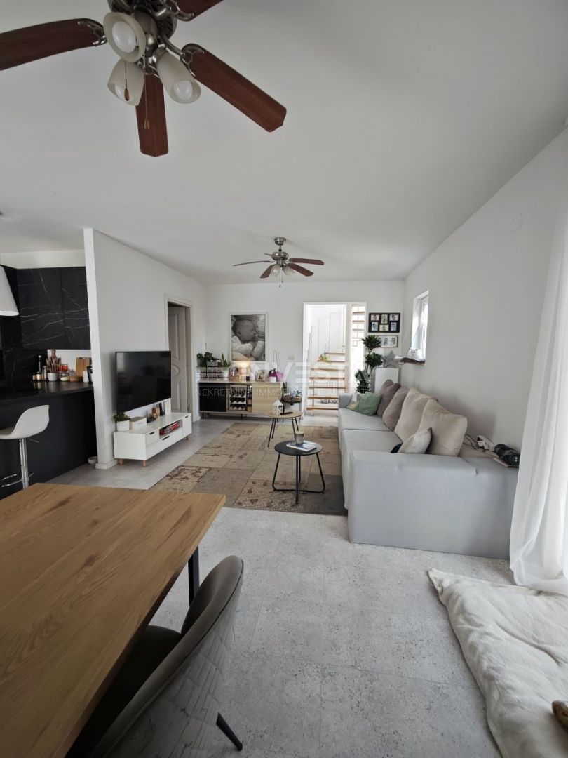  Medulin, Volme dvonadstropni dvosobni apartma 108 m², 500 m od plaže.