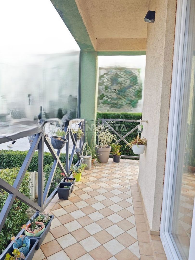 Medulin, Volme dvonadstropni dvosobni apartma 108 m², 500 m od plaže.