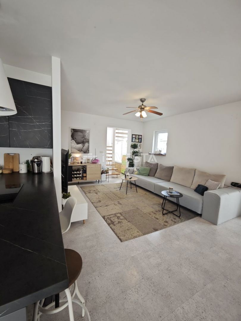  Medulin, Volme dvonadstropni dvosobni apartma 108 m², 500 m od plaže.