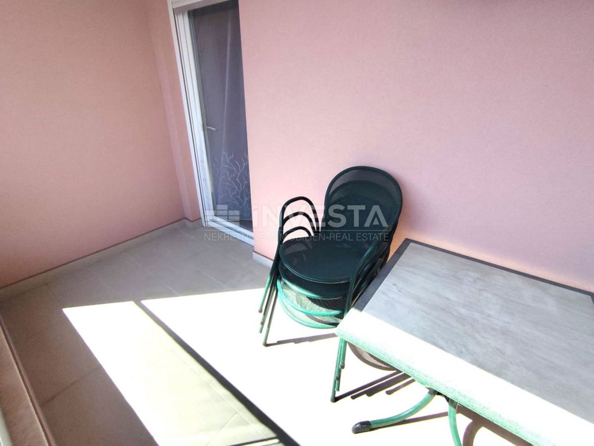 Stan s 2 spalnicama, terasa, parkirišče, blizu morja in Fažane.
