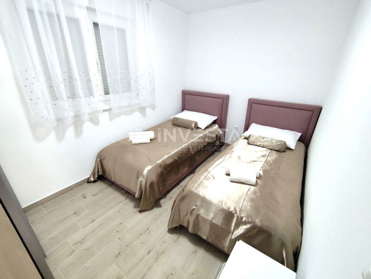 Stan s 2 spalnicama, terasa, parkirišče, blizu morja in Fažane.