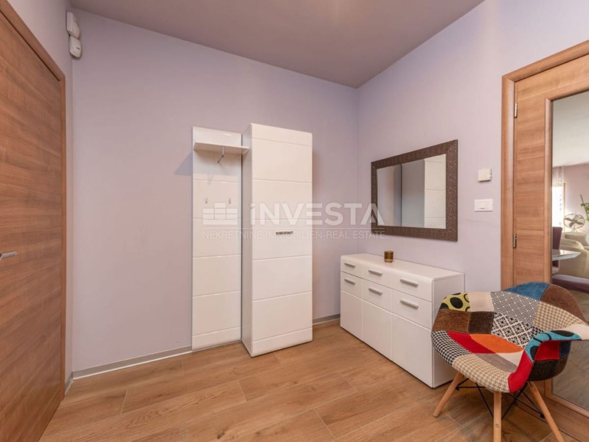 Luksuzno pritlično stanovanje s bazenom in garažo, 200 m od morja