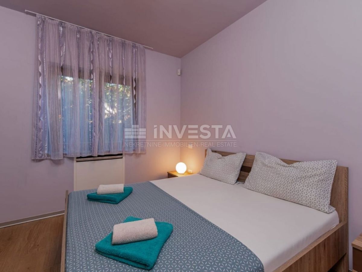 Luksuzno pritlično stanovanje s bazenom in garažo, 200 m od morja