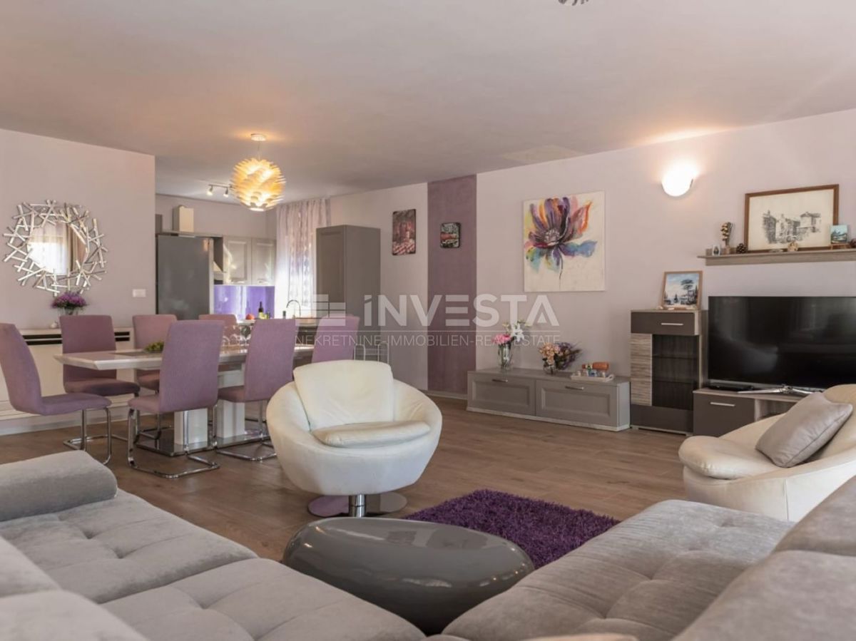 Luksuzno pritlično stanovanje s bazenom in garažo, 200 m od morja