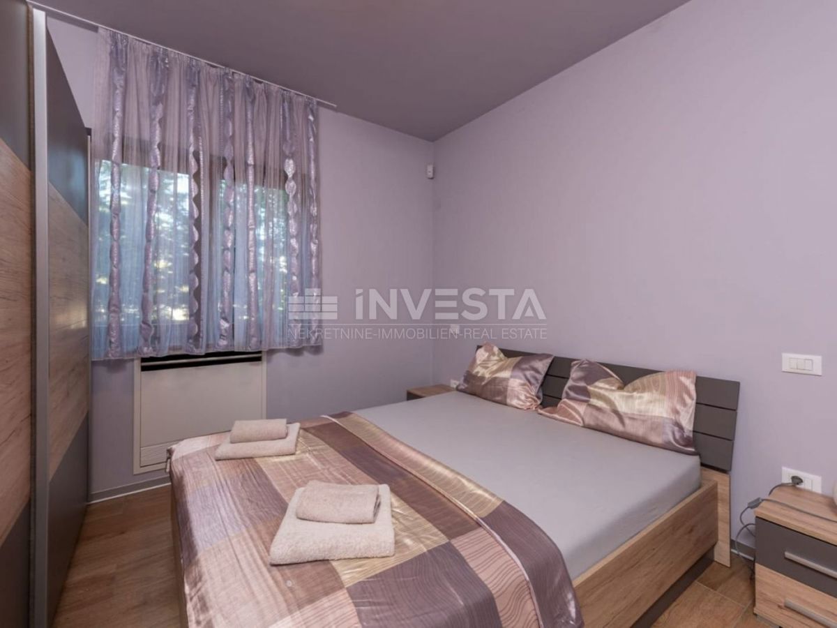 Luksuzno pritlično stanovanje s bazenom in garažo, 200 m od morja