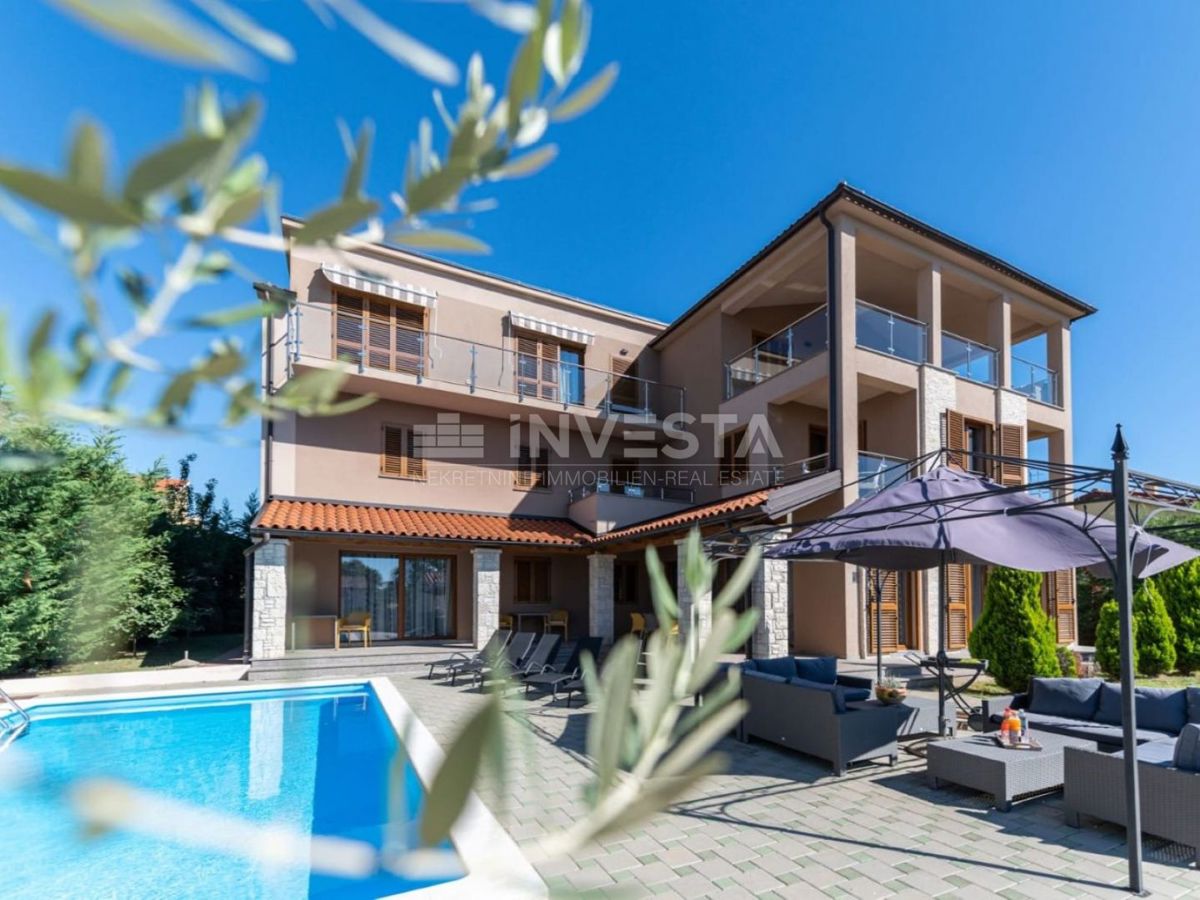 Luksuzno pritlično stanovanje s bazenom in garažo, 200 m od morja