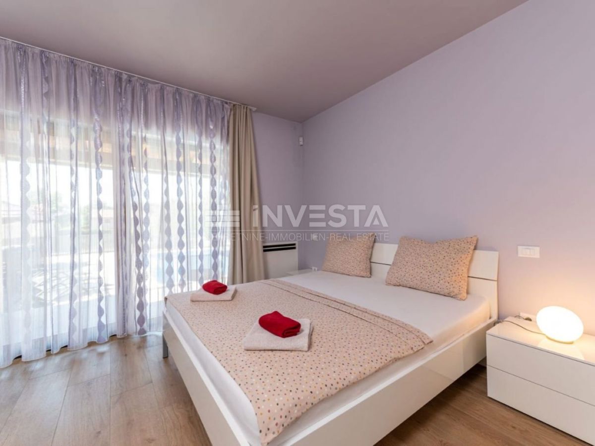 Luksuzno pritlično stanovanje s bazenom in garažo, 200 m od morja