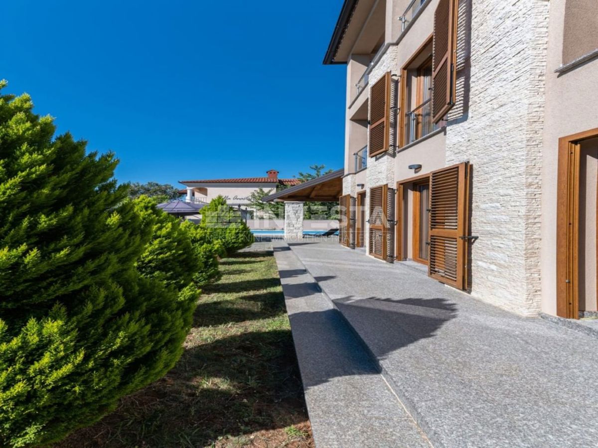 Luksuzno pritlično stanovanje s bazenom in garažo, 200 m od morja
