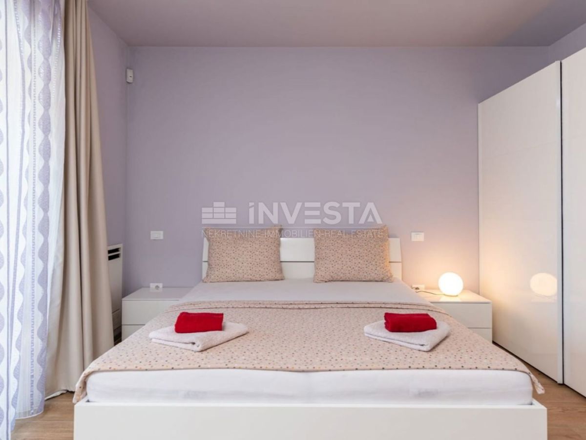 Luksuzno pritlično stanovanje s bazenom in garažo, 200 m od morja