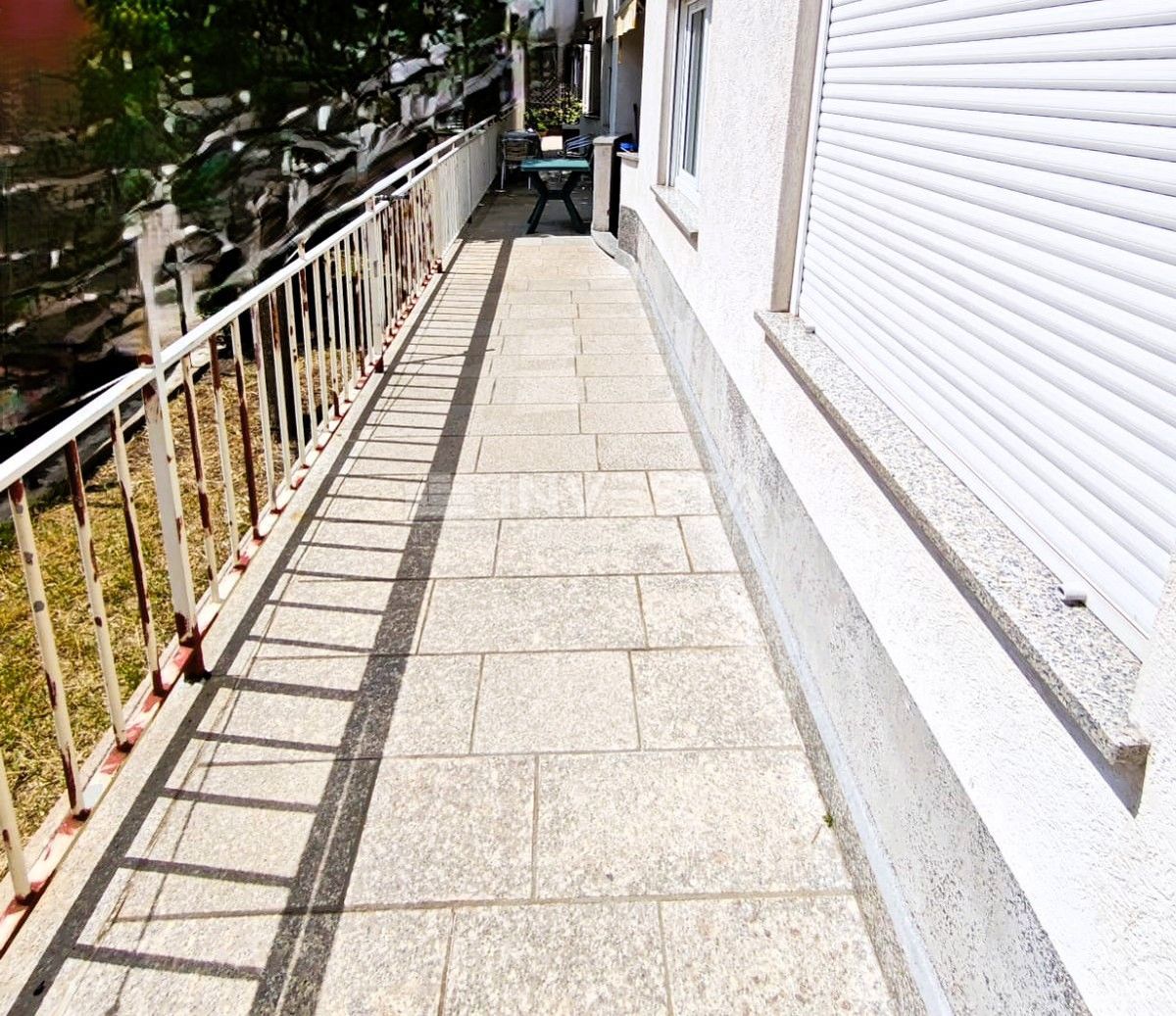 Valdebek – Stanovanje v pritličju, 2 spalnici, parkirno mesto v garaži
