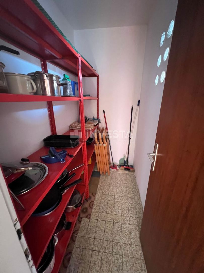Pula, Štinjan – samostojna hiša z dvema stanovanjema in garažo