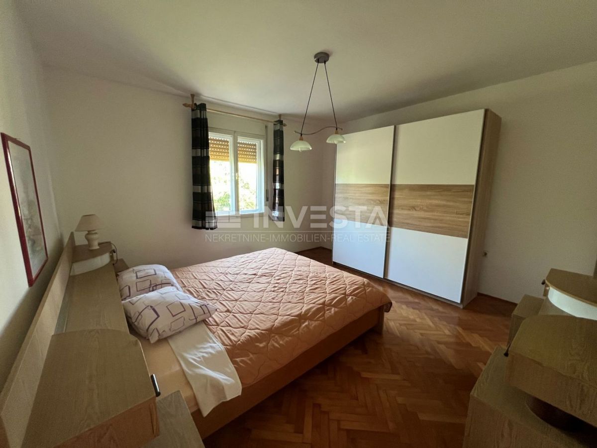 Pula, Štinjan – samostojna hiša z dvema stanovanjema in garažo