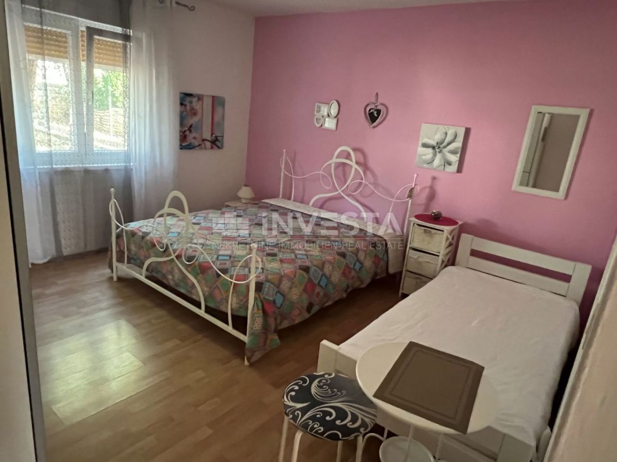 Pula, Štinjan – samostojna hiša z dvema stanovanjema in garažo