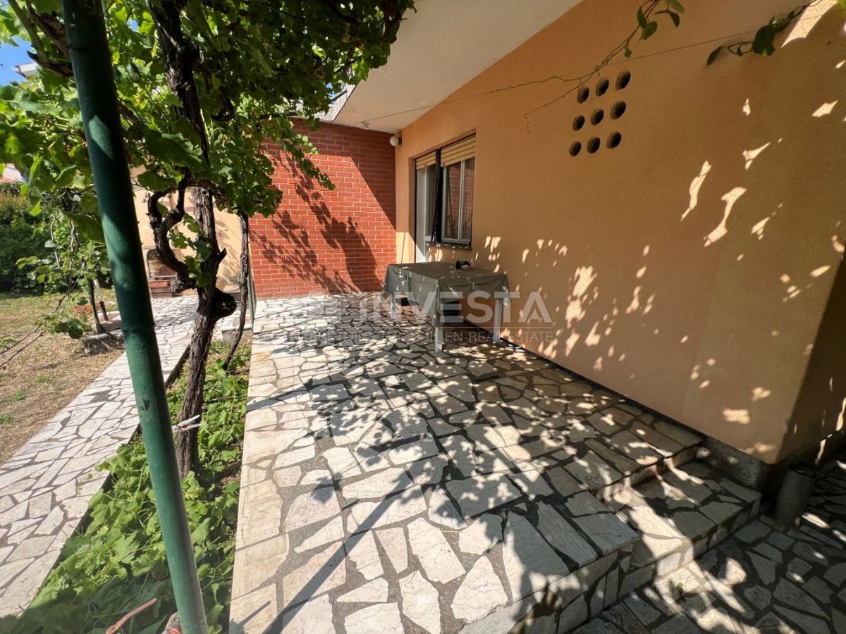 Pula, Štinjan – samostojna hiša z dvema stanovanjema in garažo
