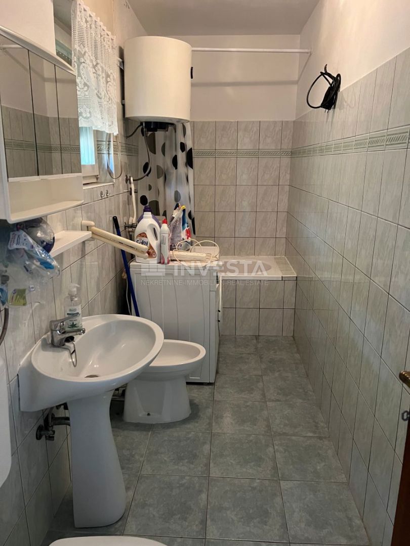 Pula, Štinjan – samostojna hiša z dvema stanovanjema in garažo