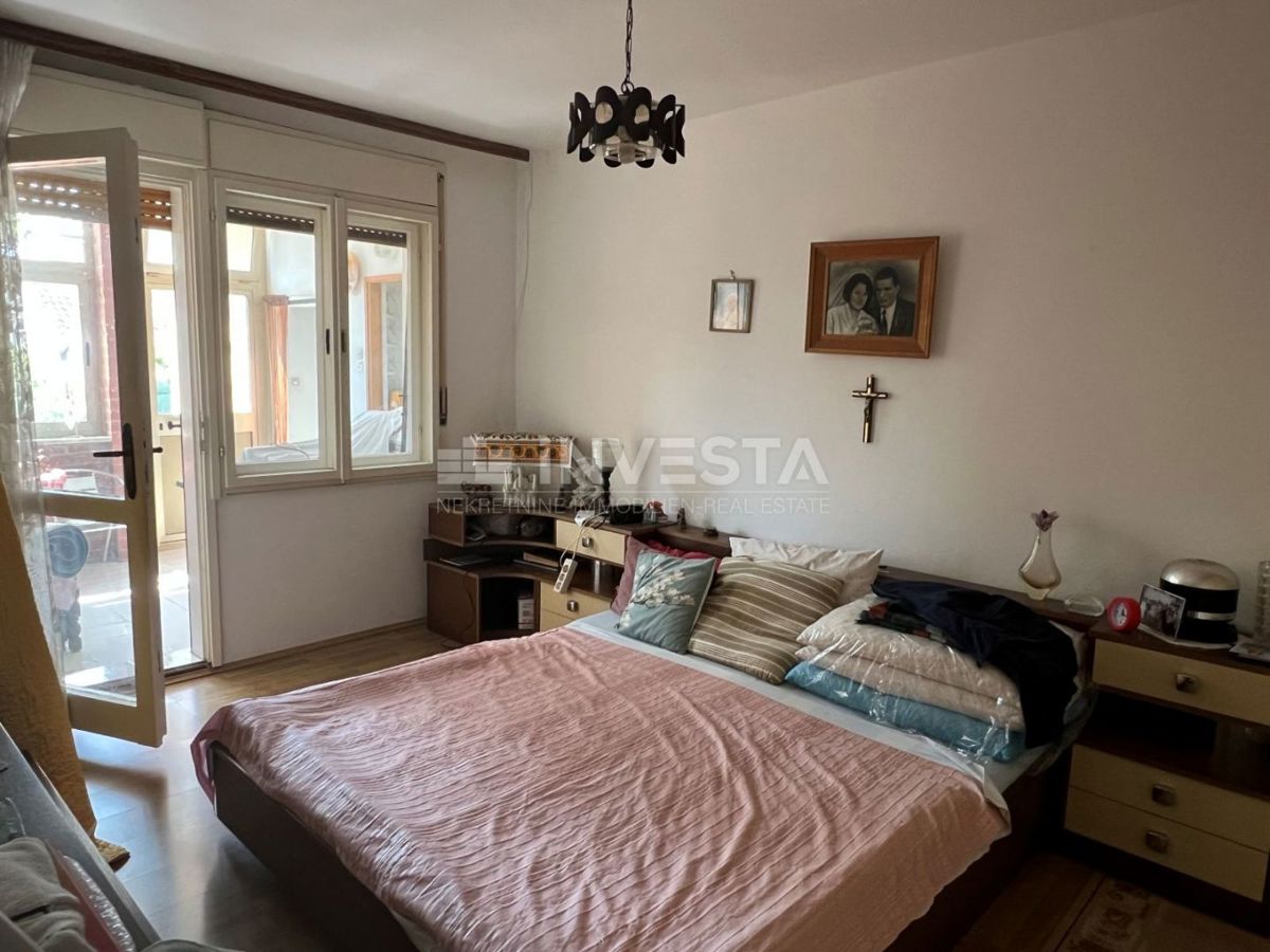 Pula, Štinjan – samostojna hiša z dvema stanovanjema in garažo