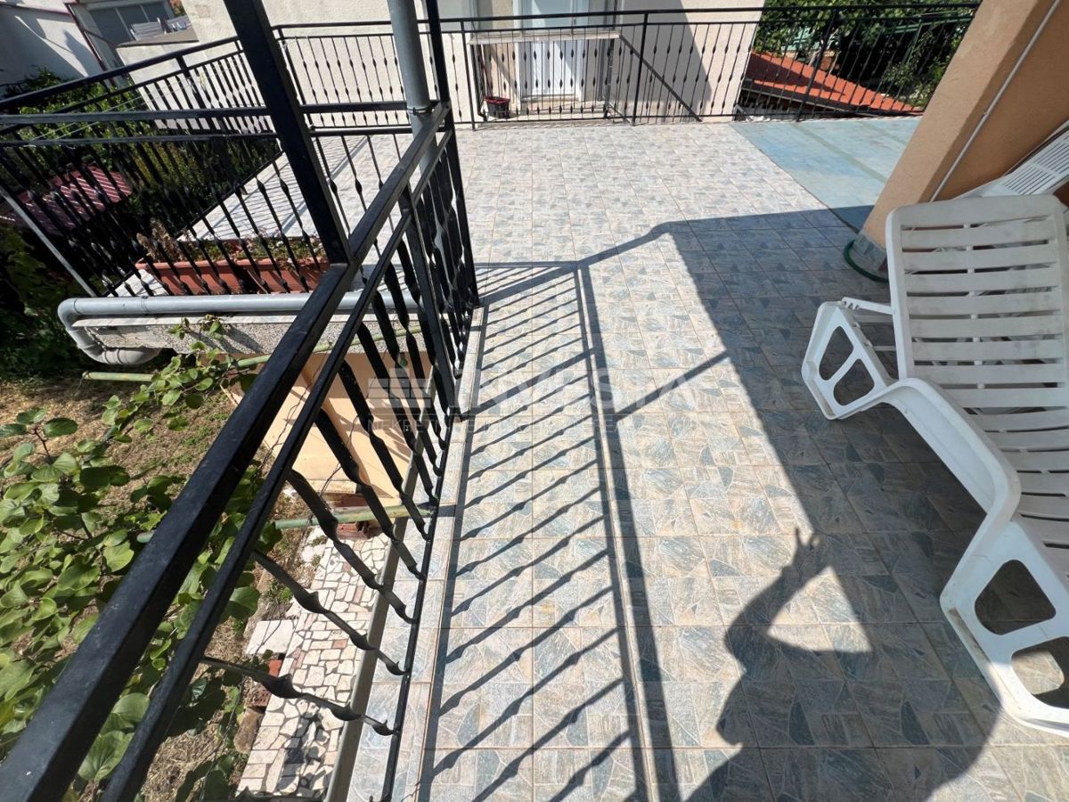 Pula, Štinjan – samostojna hiša z dvema stanovanjema in garažo
