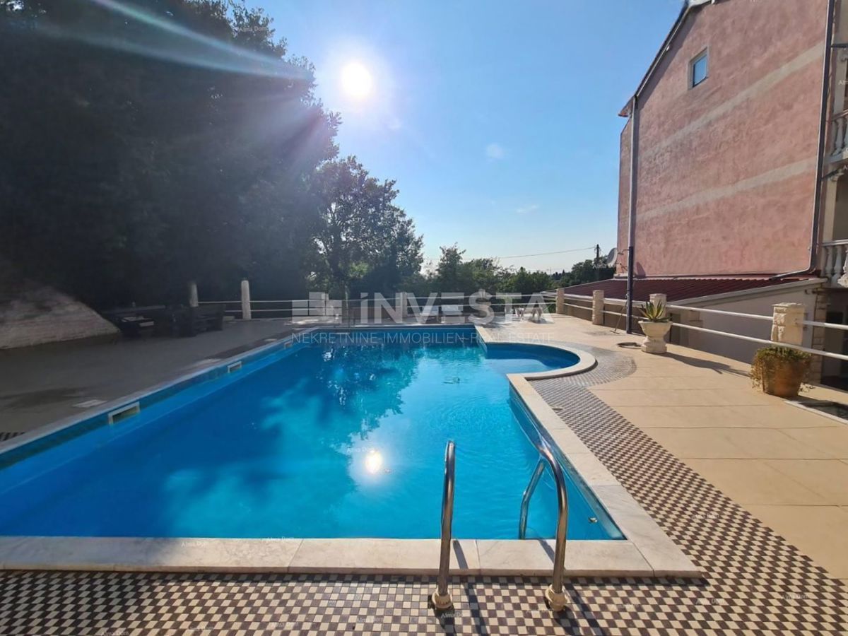 Medulin, pritlični apartma, terasa, bazen