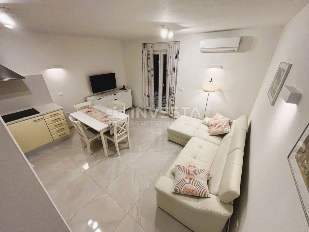 Peroj, opremljeno novo stanovanje s parcialnim pogledom na morje