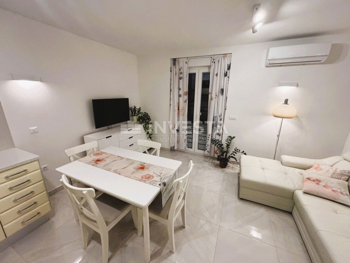 Peroj, opremljeno novo stanovanje s parcialnim pogledom na morje